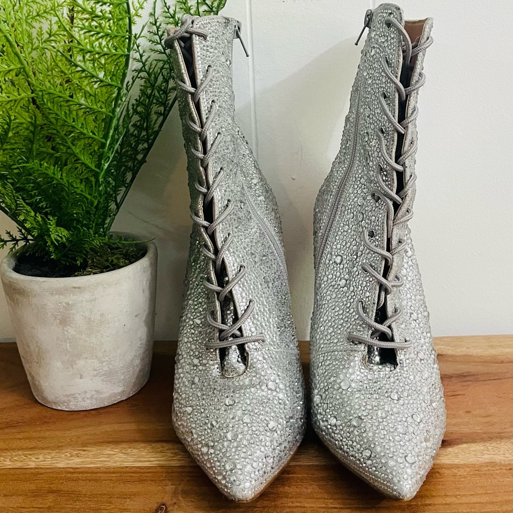STEVE MADDEN- Silver Rain Drop Ankle Boot 4”spiked heel Front lace up & Side Zip